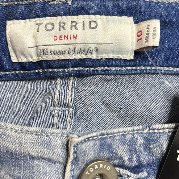 Torrid Distressed Light Blue Skinny Distressed Bermuda Shorts 10 - Picture 7 of 10